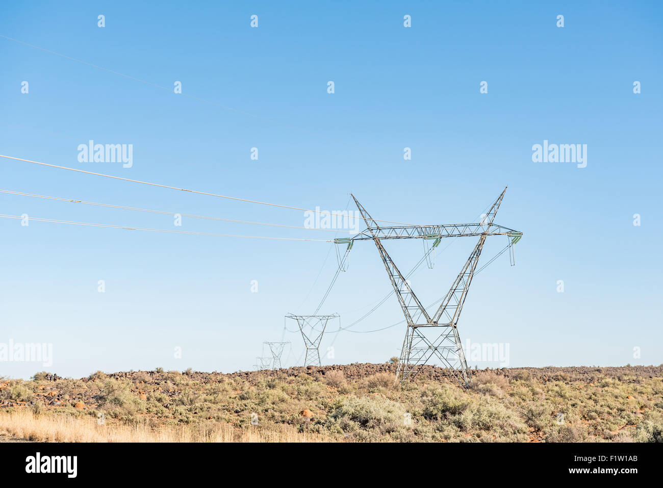 Infrastrutture elettriche nelle vicinanze Britstown, una piccola città del Capo Settentrionale Karoo Foto Stock