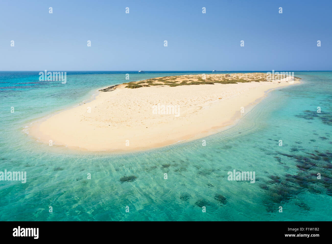 Nella foto un atollo con fine sabbia bianca e mare turchese,situato nel Mar Rosso in Egitto,tra la zona di Hamata e Ber Foto Stock