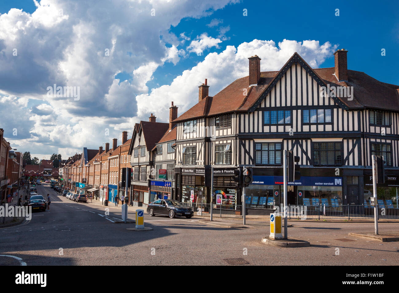 La via principale dello shopping, Eremo Road, con ristoranti e pub a Hitchin, Regno Unito Foto Stock