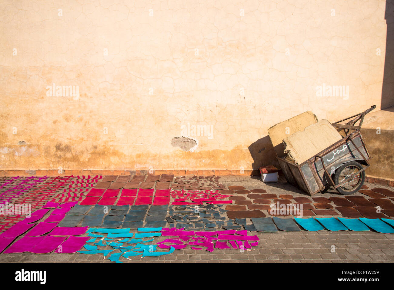 Tagliare e colorati pezzi di cuoio che stabilisce nel sole per asciugare nella medina di Marrakech Maroc Foto Stock