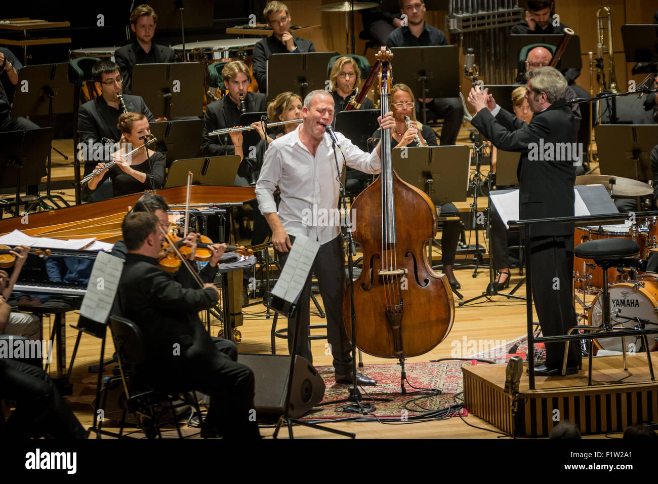 Malmo, Svezia. 05 Sep, 2015. Avishai Cohen ( centro ), un israeliano il bassista jazz canta le sue composizioni presso la nuova sala concerti a Malmö con il Malmö Symphony Orchestra. © Tommy Lindholm/Pacific Press/Alamy Live News Foto Stock