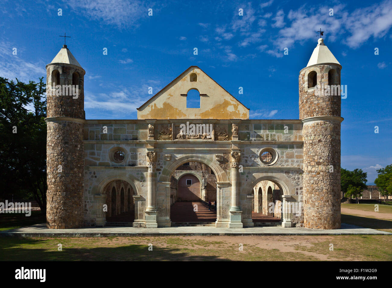 Il convento del XVI secolo e la basilica di Cuilapan era l'ex monastero di Santiago Apostol - CUILAPAN DE GUERRERO, Messico ne Foto Stock