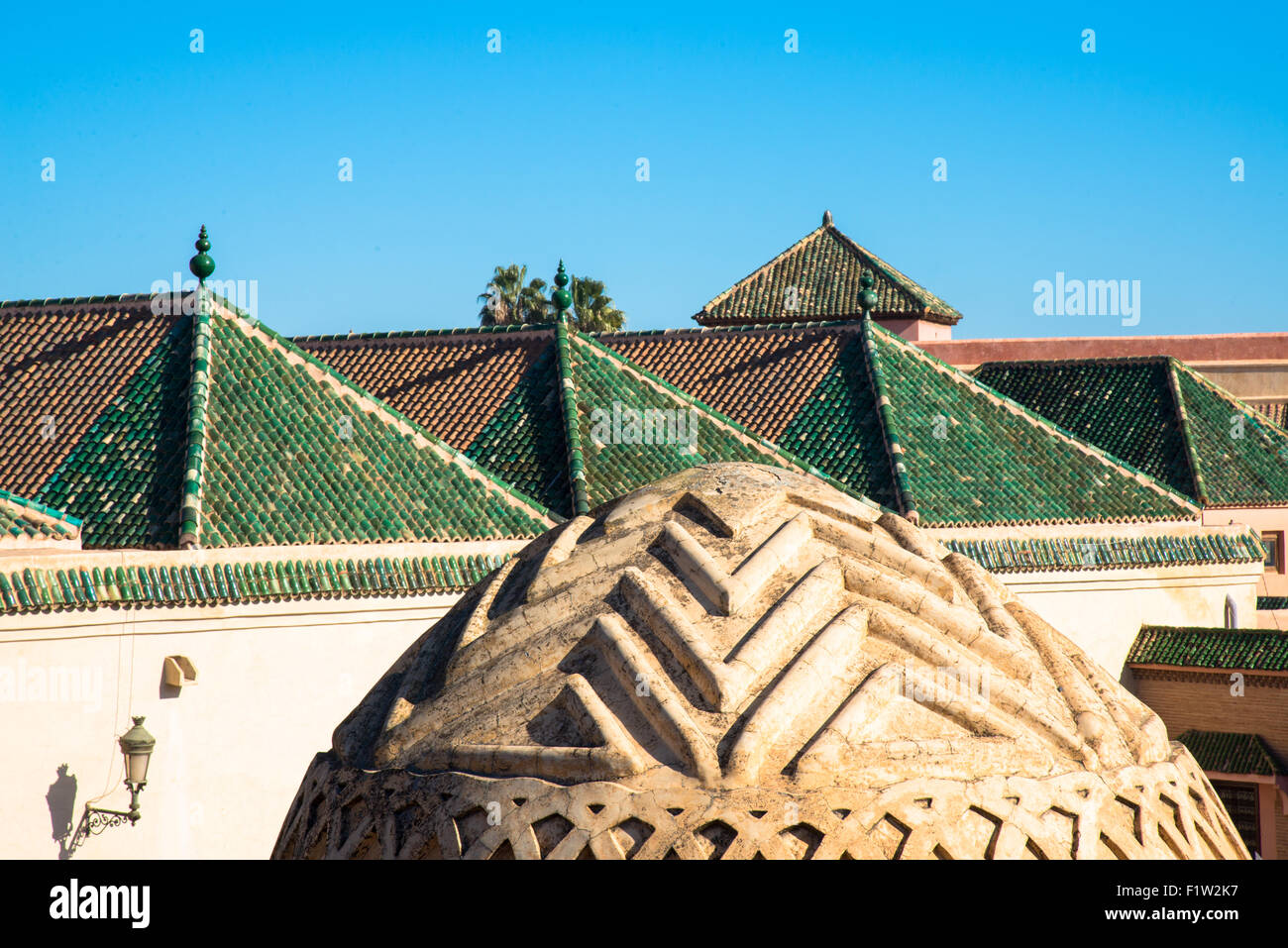 Piastrelle verdi in corrispondenza di tetti a Marrakech Maroc Foto Stock