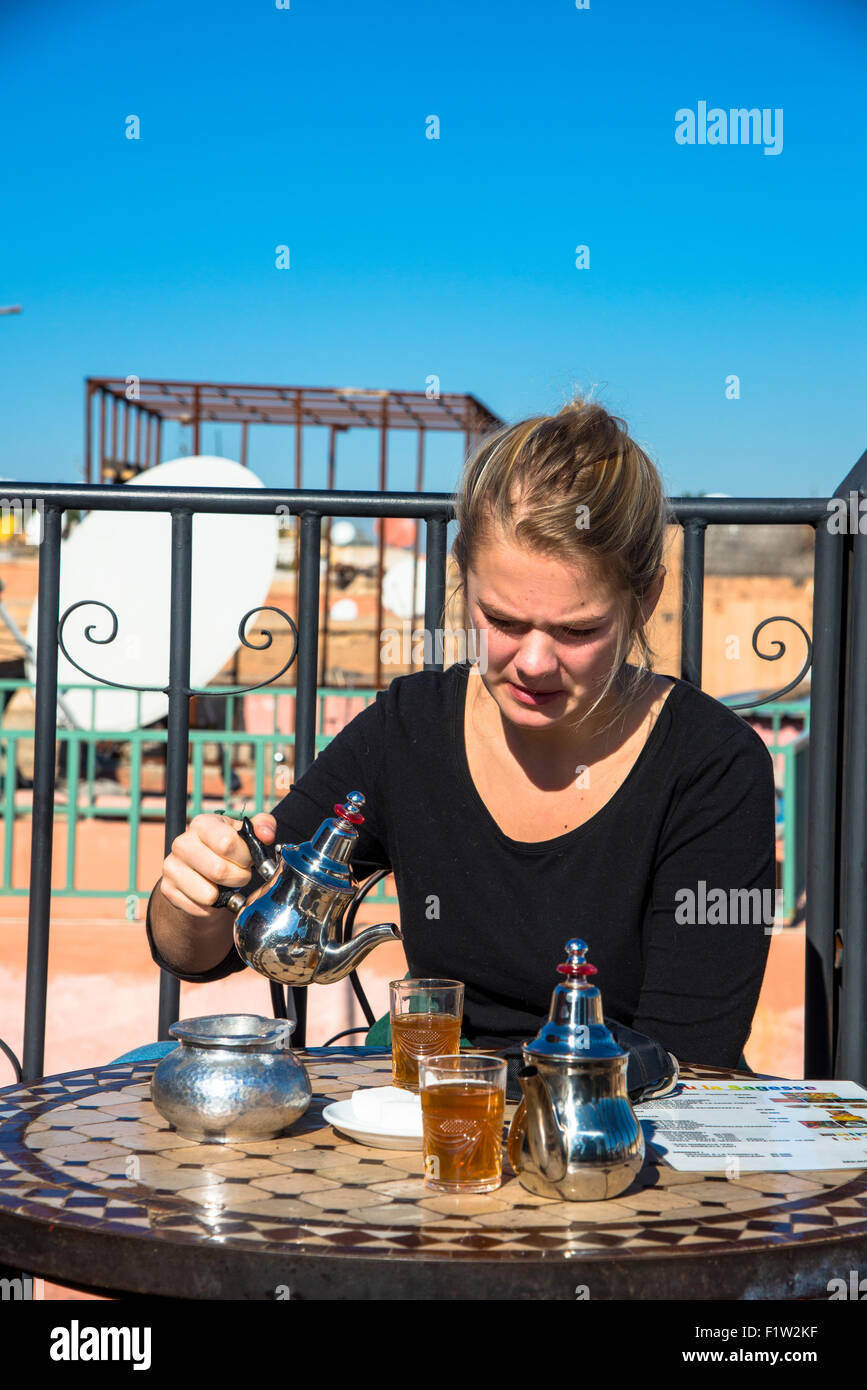 Ragazza preparare tè alla menta in terrazza in Marrakech Maroc Foto Stock