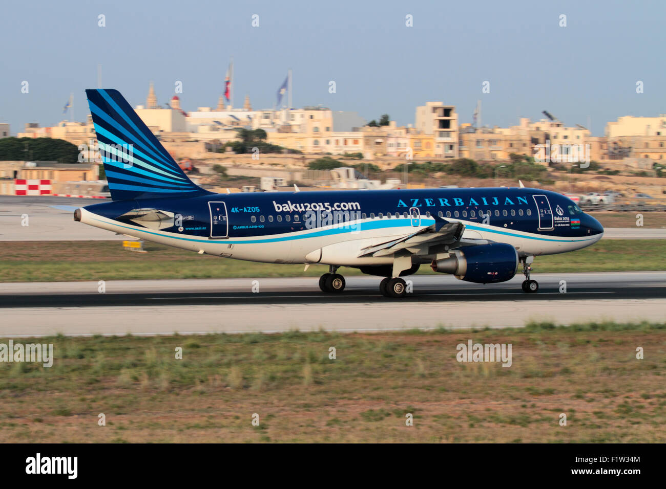 Aviazione civile. Azerbaigian Airlines Airbus A319 uscire da Malta Foto Stock