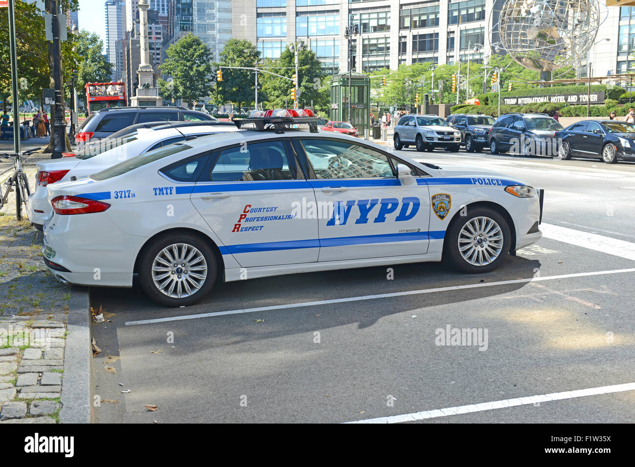 Un ibrido NYPD patrol auto sulla strada di New York City Foto Stock