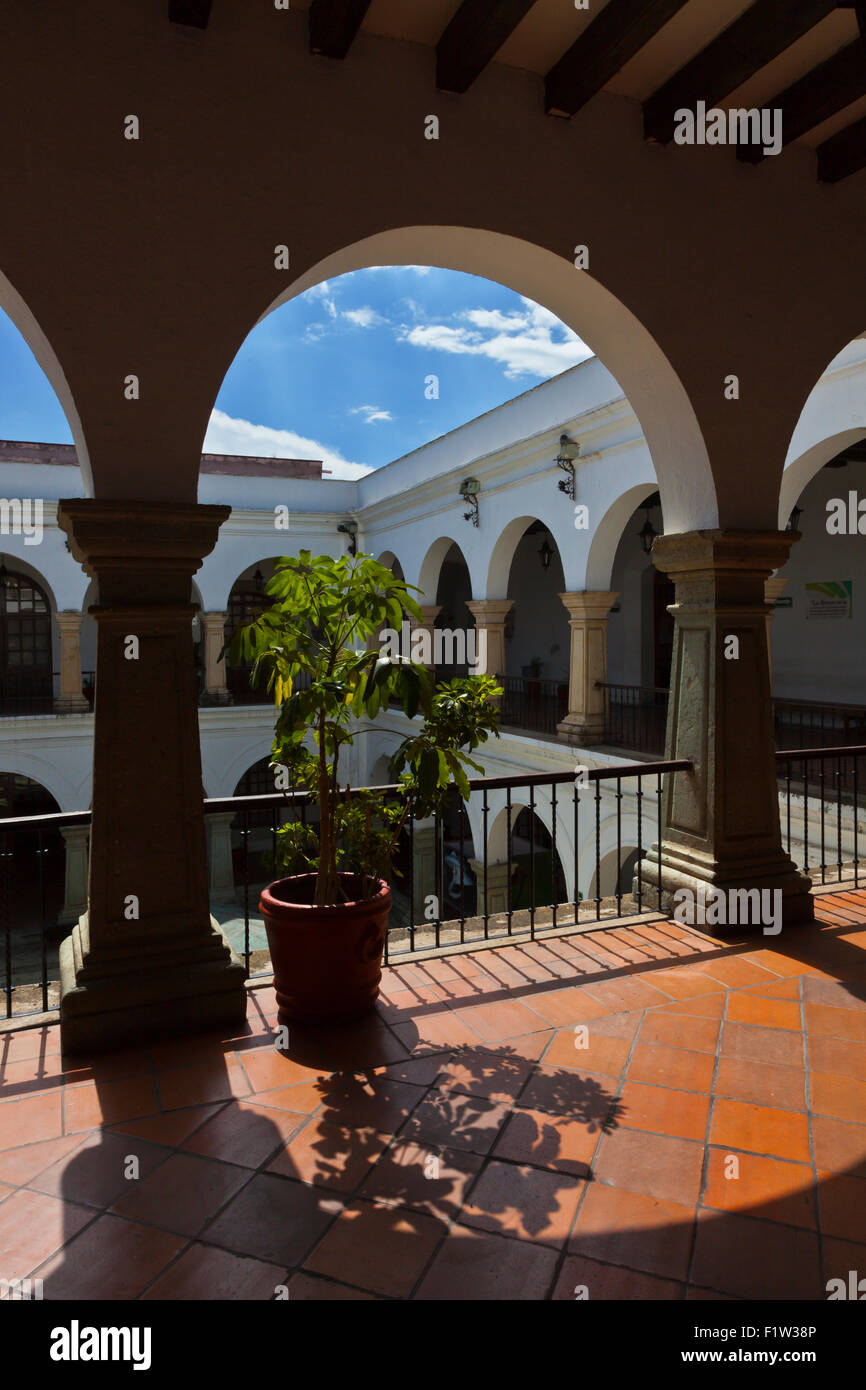 Di stile Spagnolo in architettura il cortile di un palazzo del governo - OAXACA, Messico Foto Stock