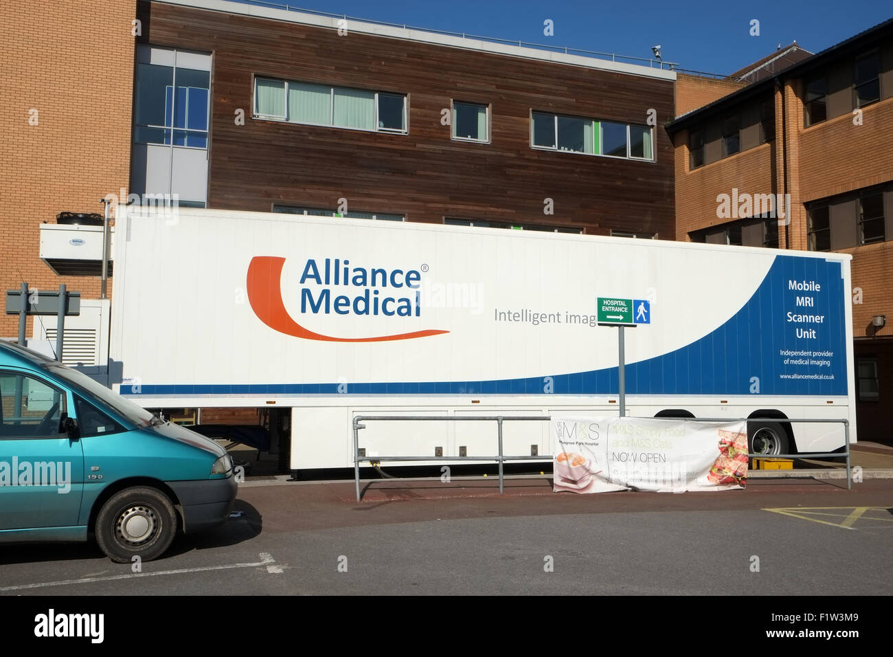 Mobile scanner MRI nel parcheggio ospedale Musgrove Taunton, Settembre 2015 Foto Stock