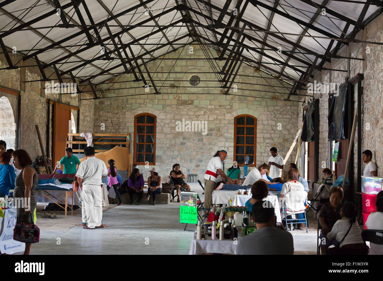 Sciamano guaritori esercitano il loro mestiere presso la vecchia stazione ferroviaria - OAXACA, Messico Foto Stock