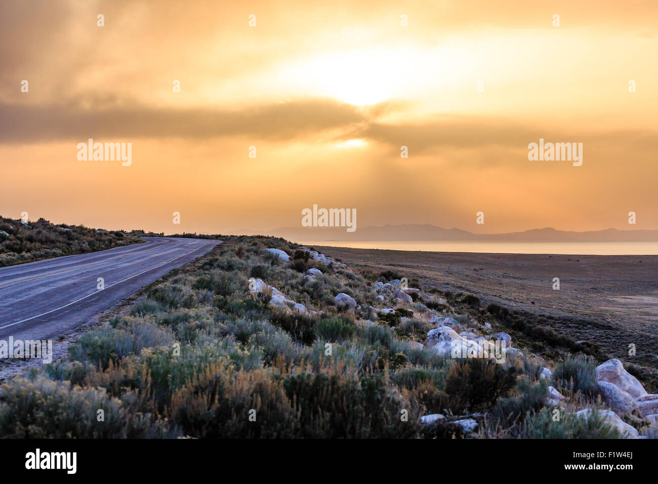 Autostrada del deserto e il grande lago salato al tramonto Foto Stock