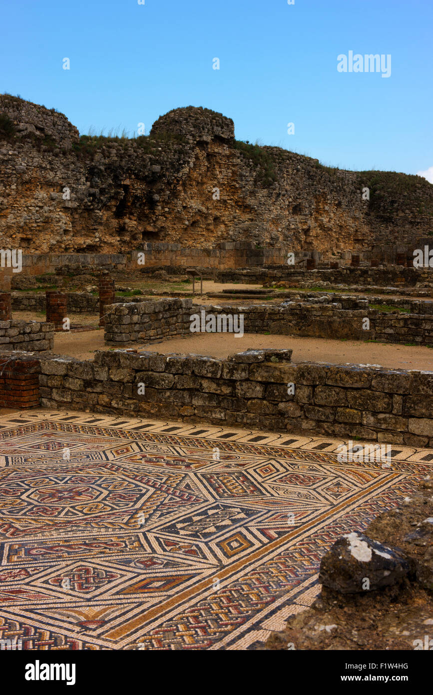 Mosaici e una parte originale di parete esterna in corrispondenza di Conimbriga, un antico insediamento romano. Foto Stock