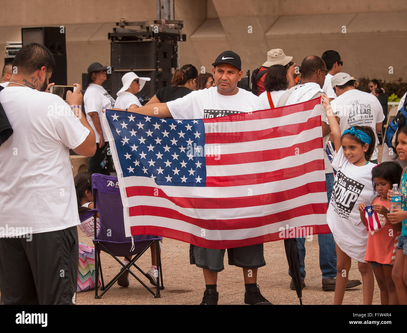 Protesta da parte di residenti in Texas, contro il candidato presidenziale Donald trionfi pegno per la costruzione di un muro di confine tra il Messico e gli Stati Uniti Foto Stock