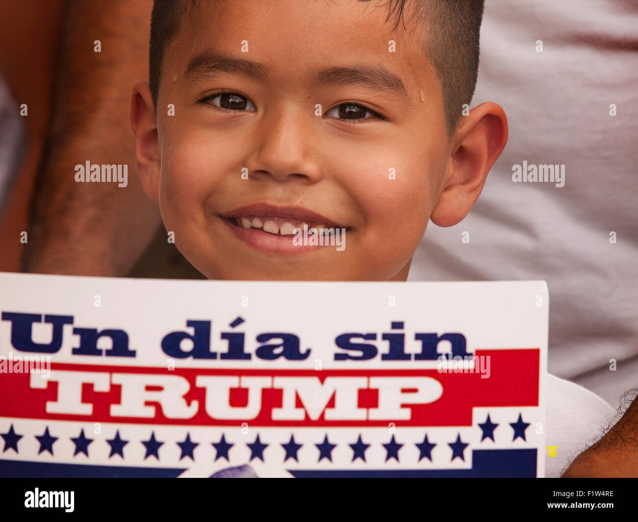 Protesta da parte di residenti in Texas, contro il candidato presidenziale Donald trionfi pegno per la costruzione di un muro di confine tra il Messico e gli Stati Uniti Foto Stock
