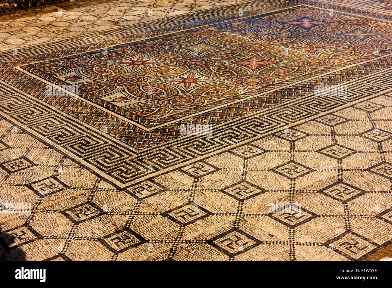 La svastica è una parte prominente di questo mosaico a Conimbriga, un antico insediamento romano, nei pressi di giorno moderno Coimbra. Foto Stock