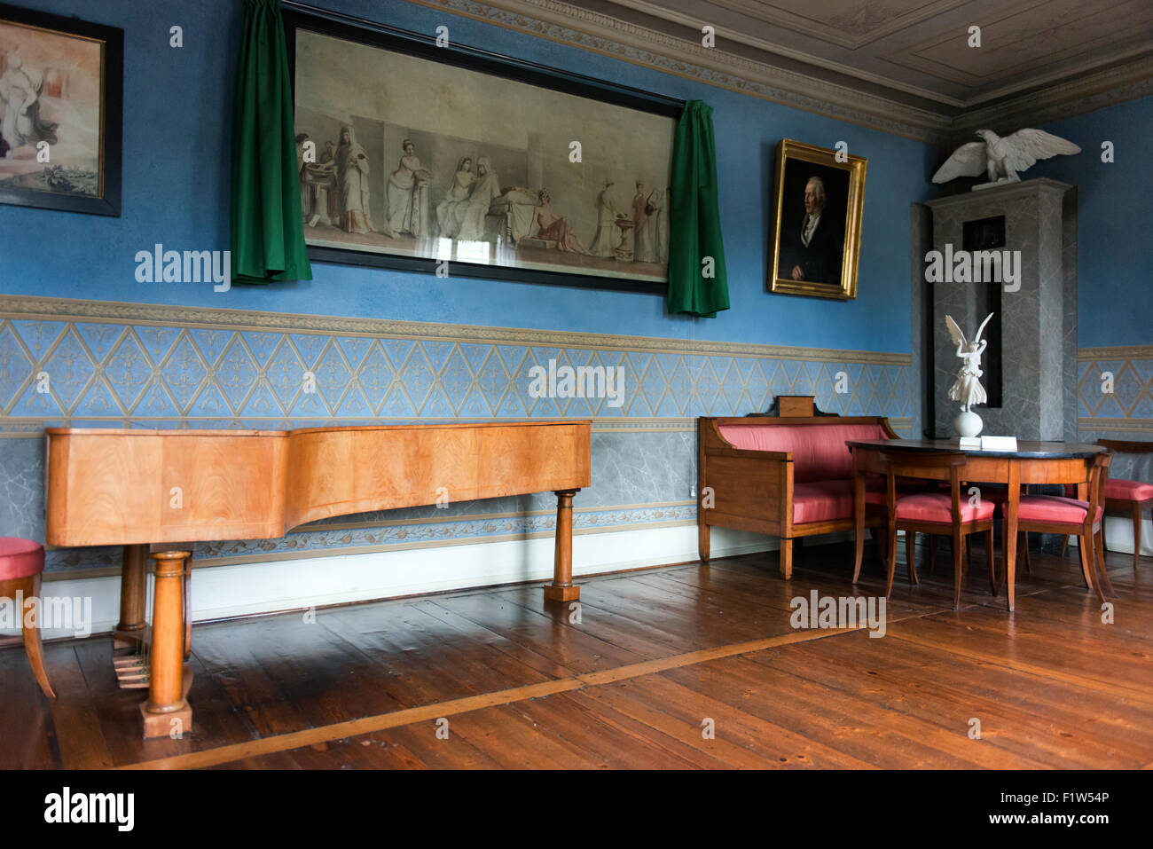 Il pianoforte e altri mobili in casa Geothe, ex casa di Goethe a Weimar. Foto Stock