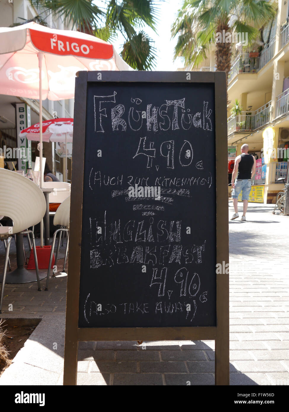 Un segno pubblicità italiano e tedesco Prima colazione in El Arenal, Mallorca, Spagna Foto Stock