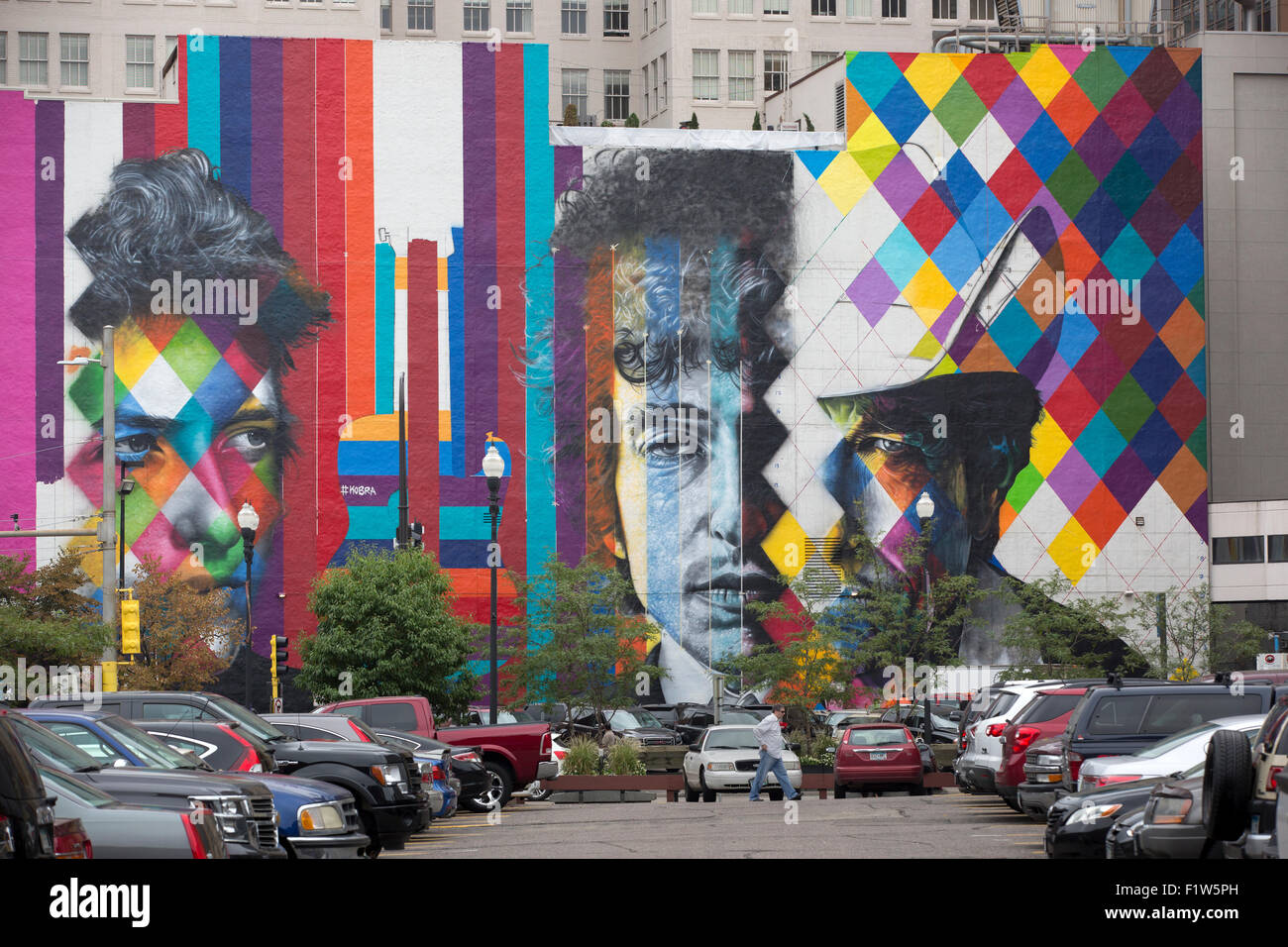 Incompiuta di Bob Dylan essendo murale dipinto da artista brasiliano Eduardo Kobra e il suo team di cinque artisti in Downtown Minneapolis, MN Foto Stock