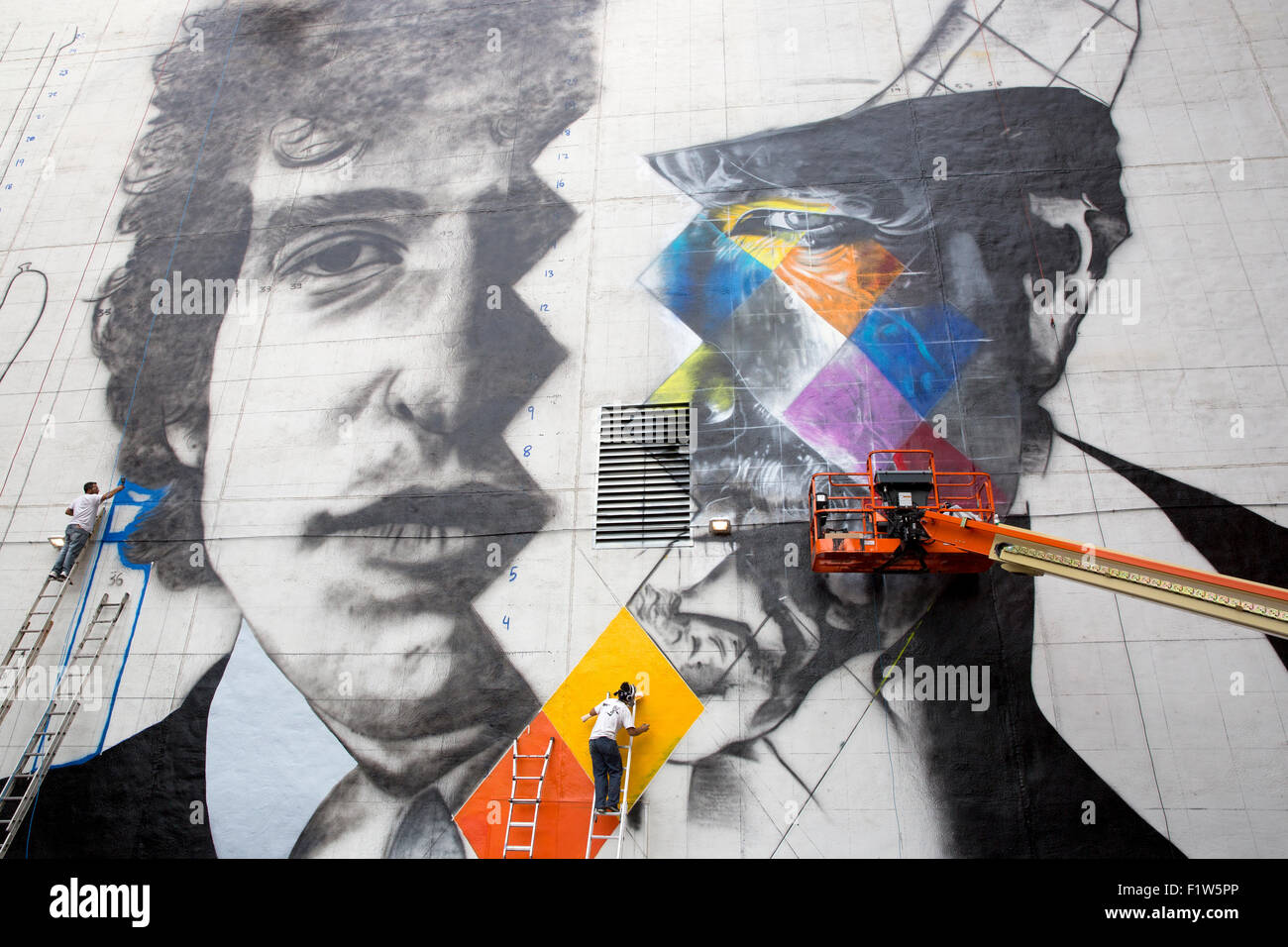 Artista brasiliano Eduardo Kobra e il suo team di cinque artisti che lavorano su impianti di verniciatura di un murale di Bob Dylan Minneapolis, MN Foto Stock