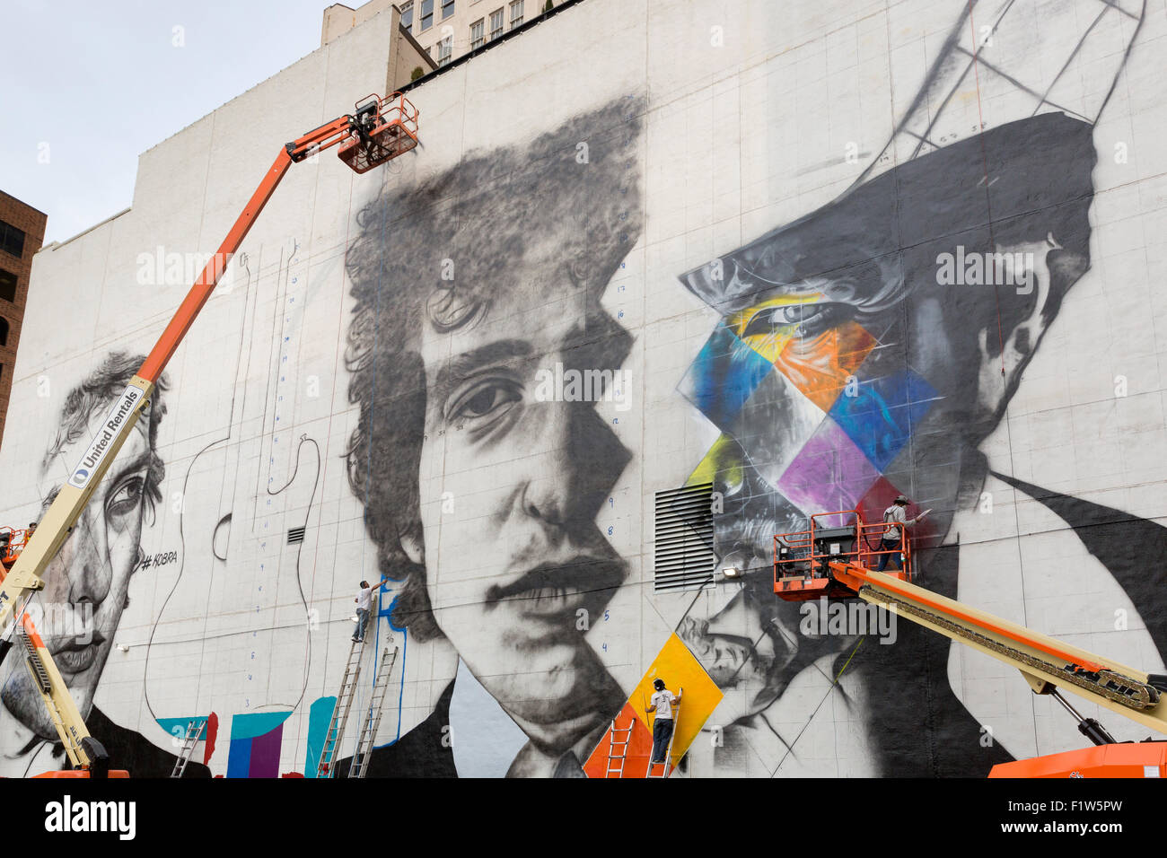 Artista brasiliano Eduardo Kobra e il suo team di cinque artisti che lavorano su impianti di verniciatura di un murale di Bob Dylan Minneapolis, MN Foto Stock