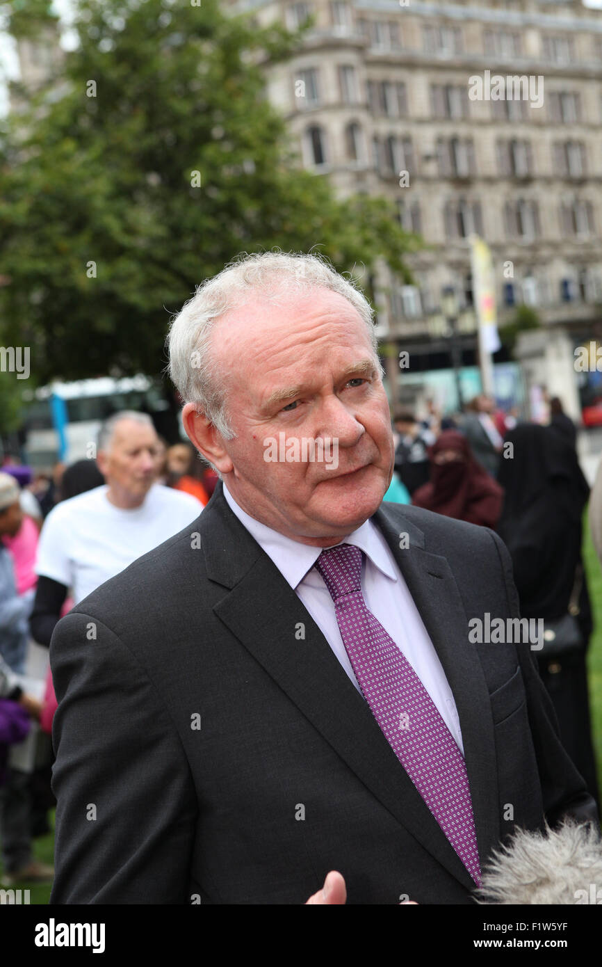 Belfast, Irlanda del Nord, Regno Unito. Il 30 agosto, 2015. Il vice primo ministro Martin McGuinness (Sinn Fein) era in presenza in mezzo alla folla in cui Lord Mayor Arder Carson, Justin Kouame di NI comunità di rifugiati e Rosamund Bennett, Christian Aid, indirizzata alla grande folla a Belfast City Hall veglia. Credito: Bonzo Alamy/Live News Foto Stock