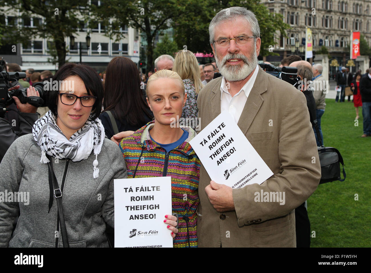 Belfast, Irlanda del Nord, Regno Unito. Il 30 agosto, 2015. Gerry Adams; presidente del Sinn Fein è stata delle presenze in mezzo alla folla in cui Lord Mayor Arder Carson, Justin Kouame di NI comunità di rifugiati e Rosamund Bennett, Christian Aid, indirizzata alla grande folla a Belfast City Hall veglia. Credito: Bonzo Alamy/Live News Foto Stock