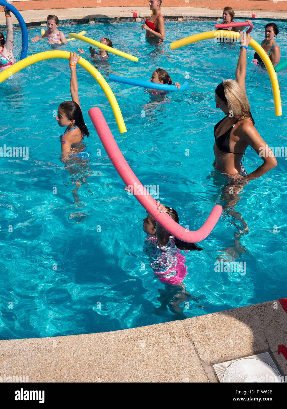 Impresa di persone corsi di aerobica in acqua nella piscina di La Palma Bay Club Resort, El Arenal, Mallorca, Spagna Foto Stock