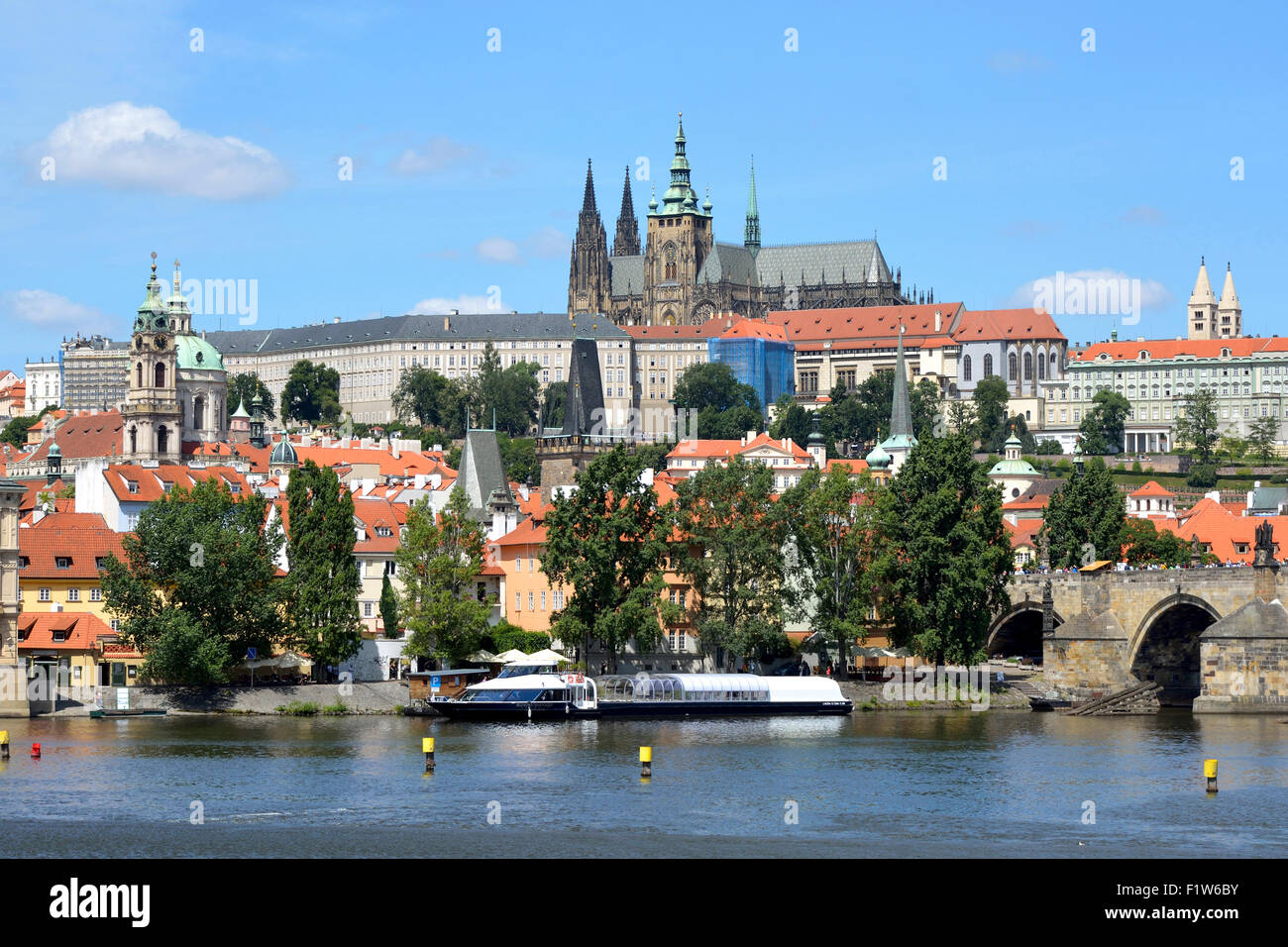Hradcany il castello e il ponte Carlo sul fiume Moldava a Praga. Foto Stock