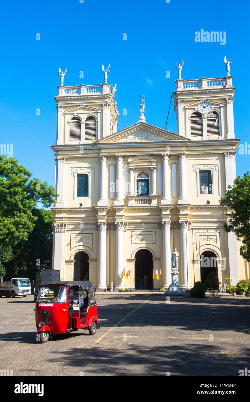 Un tuk tuk presso la chiesa di Santa Maria a negombo sri lanka Foto Stock
