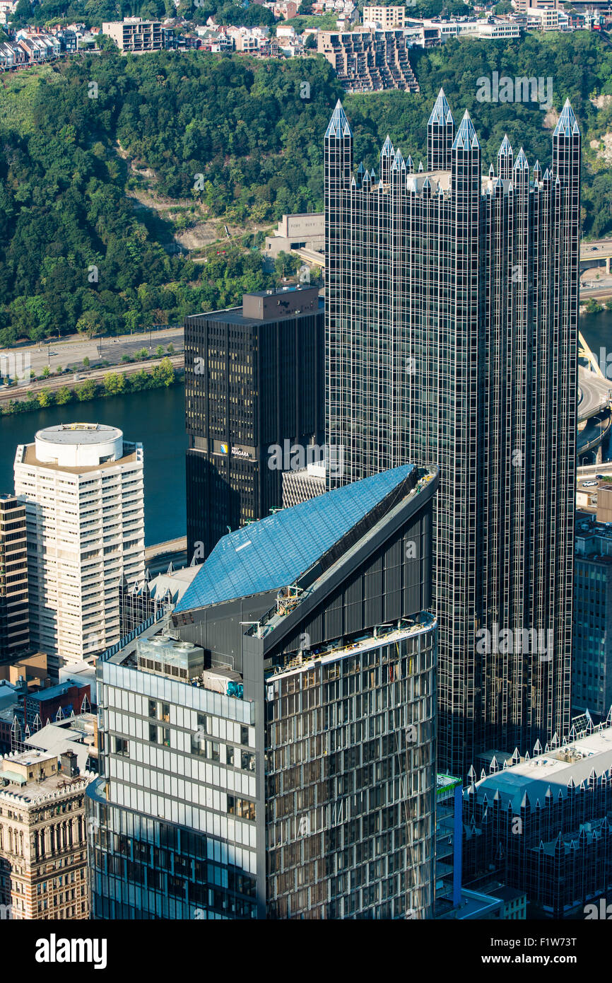 Una veduta aerea di edifici nella città di Pittsburgh come visto dalla cima della torre USX. Mostrato più prominente è posto PPG Foto Stock