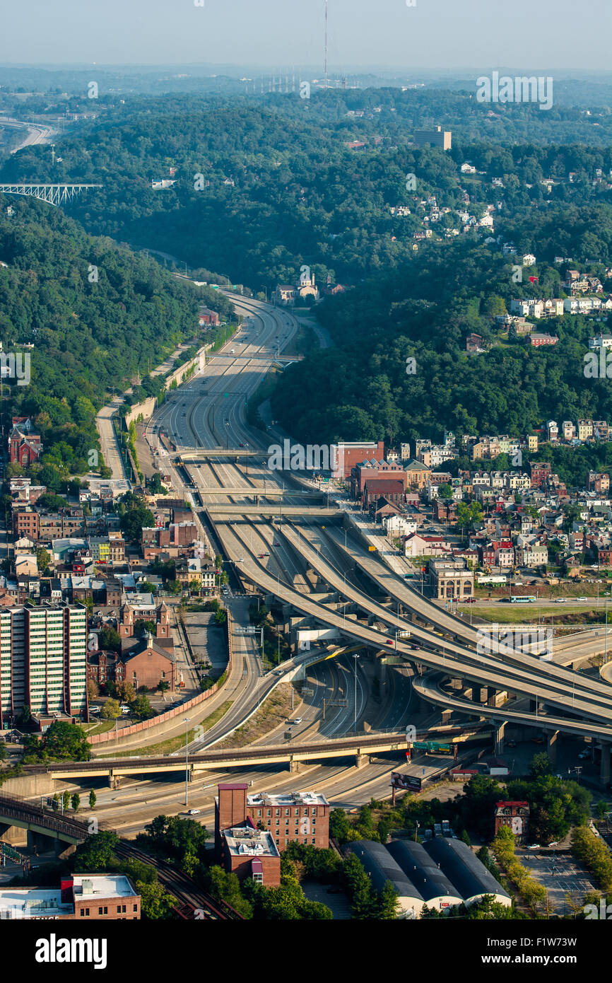 Una vista della Interstate 279 autostrada nord visto dalla città di Pittsburgh. Foto Stock