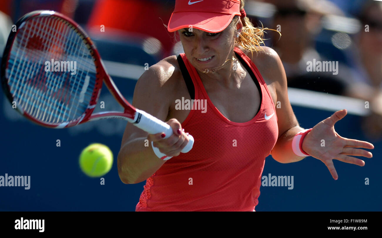 New York, Stati Uniti d'America. 7 Sep, 2015. Sabine LISICKI di Germania colpisce un ritorno di Simona Halep della Romania durante il singolare femminile 4° round corrisponde al 2015 US Open di New York, gli Stati Uniti e il 7 settembre 7, 2015. Simona Halep ha vinto 2-1. Credito: Bao Dandan/Xinhua/Alamy Live News Foto Stock