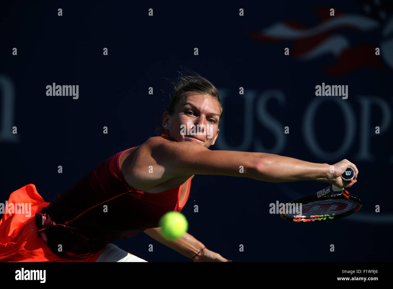 New York, Stati Uniti d'America. Il 7 settembre, 2015. Simona Halep, il numero 2 le sementi provenienti dalla Romania, durante il suo quarto round match contro Sabine LISICKI di Germania presso l'U.S. Aperto in Flushing Meadows, New York il 7 settembre 2015. Halep ha vinto la partita in tre set. Credito: Adam Stoltman/Alamy Live News Foto Stock