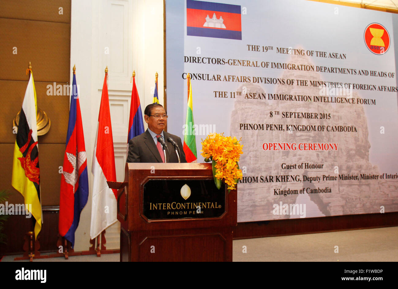 Phnom Penh Cambogia. 8 Sep, 2015. In Cambogia il Ministro degli Interni Sar Kheng parla durante la cerimonia di apertura del XIX Incontro dei direttori generali dell'ASEAN del Dipartimento di Immigrazione e capi di affari consolari divisioni dei Ministeri degli Affari Esteri in Phnom Penh Cambogia, Sett. 8, 2015. L'immigrazione capi da dieci Stati membri dell'ASEAN si sono incontrati qui il martedì per discutere i modi per affrontare le sfide dell'immigrazione e il traffico di esseri umani. © Sovannara/Xinhua/Alamy Live News Foto Stock Phnom Penh Cambogia. 8 Sep, 2015. In Cambogia il Ministro degli Interni Sar Kheng parla durante la cerimonia di apertura del XIX Incontro dei direttori generali dell'ASEAN del Dipartimento di Immigrazione e capi di affari consolari divisioni dei Ministeri degli Affari Esteri in Phnom Penh Cambogia, Sett. 8, 2015. L'immigrazione capi da dieci Stati membri dell'ASEAN si sono incontrati qui il martedì per discutere i modi per affrontare le sfide dell'immigrazione e il traffico di esseri umani. © Sovannara/Xinhua/Alamy Live News Foto Stock