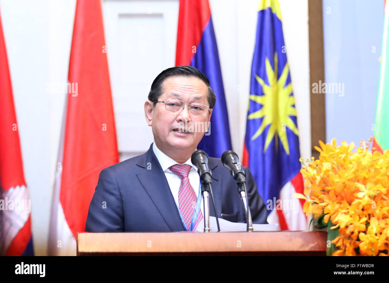 Phnom Penh Cambogia. 8 Sep, 2015. Sok Phal, capo della Cambogia generale del dipartimento di immigrazione, parla durante la cerimonia di apertura del XIX Incontro dei direttori generali dell'ASEAN del Dipartimento di Immigrazione e capi di affari consolari divisioni dei Ministeri degli Affari Esteri in Phnom Penh Cambogia, Sett. 8, 2015. L'immigrazione capi da dieci Stati membri dell'ASEAN si sono incontrati qui il martedì per discutere i modi per affrontare le sfide dell'immigrazione e il traffico di esseri umani. © Sovannara/Xinhua/Alamy Live News Foto Stock Phnom Penh Cambogia. 8 Sep, 2015. Sok Phal, capo della Cambogia generale del dipartimento di immigrazione, parla durante la cerimonia di apertura del XIX Incontro dei direttori generali dell'ASEAN del Dipartimento di Immigrazione e capi di affari consolari divisioni dei Ministeri degli Affari Esteri in Phnom Penh Cambogia, Sett. 8, 2015. L'immigrazione capi da dieci Stati membri dell'ASEAN si sono incontrati qui il martedì per discutere i modi per affrontare le sfide dell'immigrazione e il traffico di esseri umani. © Sovannara/Xinhua/Alamy Live News Foto Stock