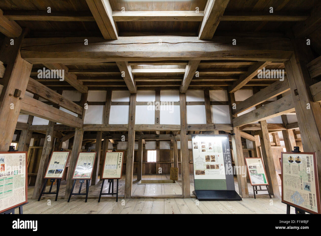 Giappone, Takahashi, Bitchu il Castello di Matsuyama e. Interno del mantenere con il nagu-irori, lunga sunken focolare in medio e il livello di dettaglio della struttura del tetto. Foto Stock