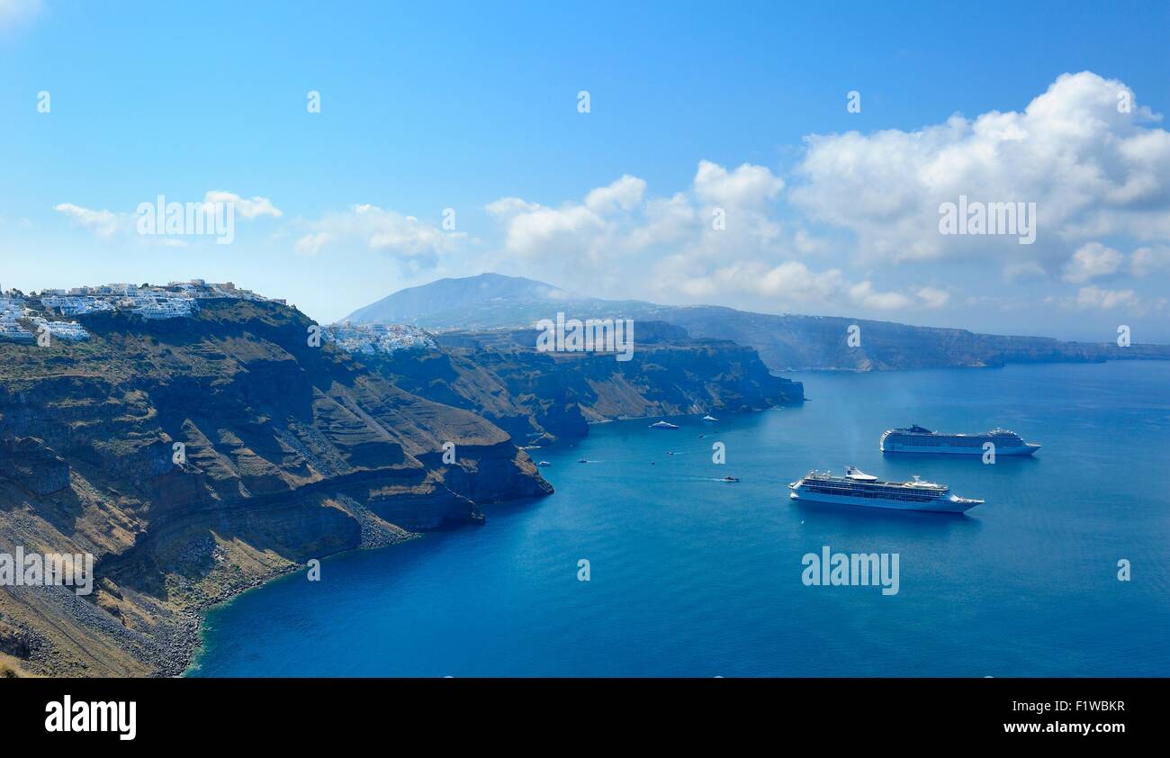 Navi da Crociera nestle fino alla caldera cliffs sull isola di Santorini Grecia Foto Stock