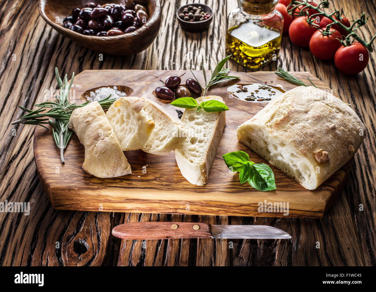 Ciabatta pane, olive e formaggio blu sul legno. Foto Stock