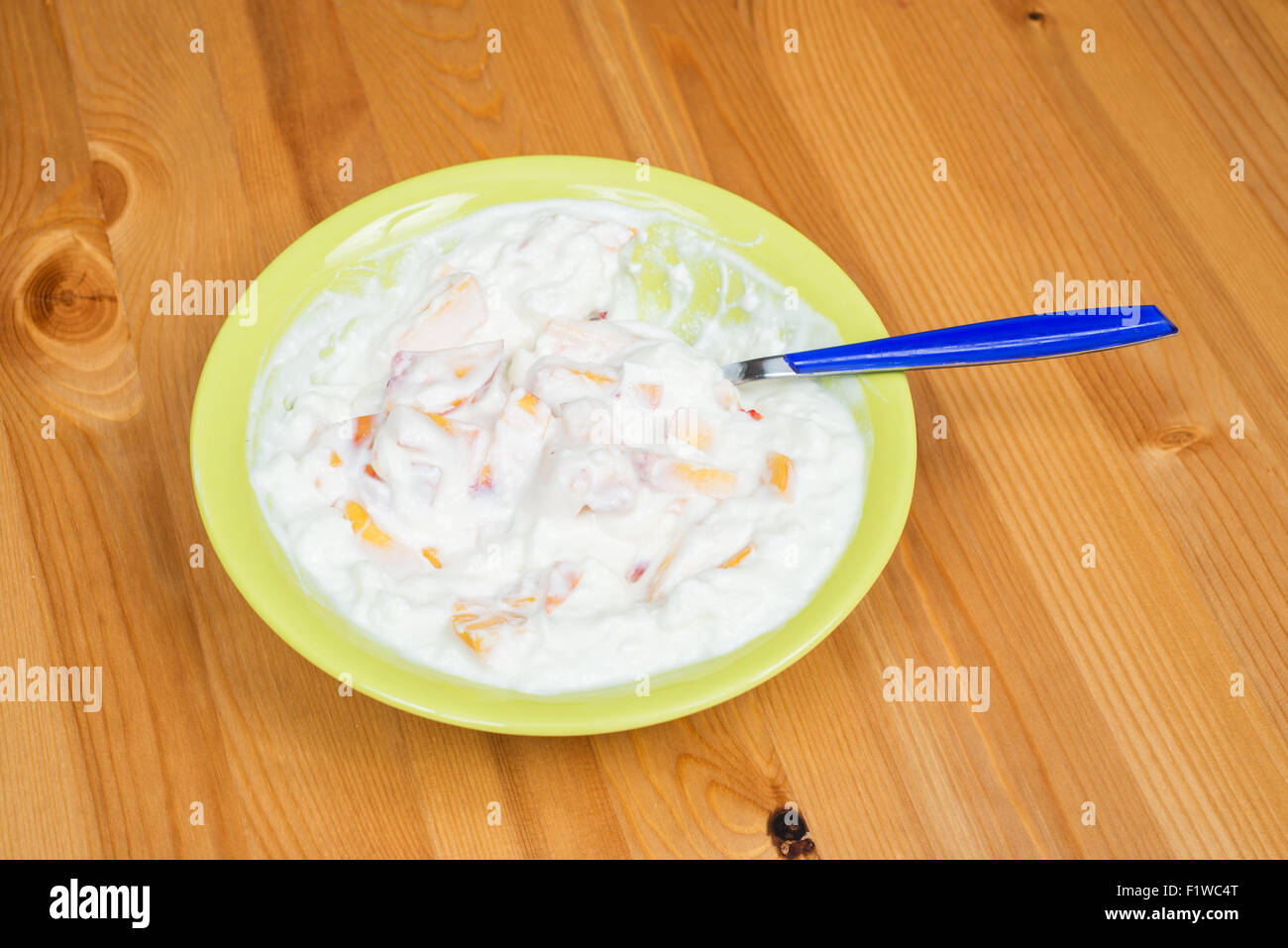 Yogurt con segmenti di pesche Foto Stock