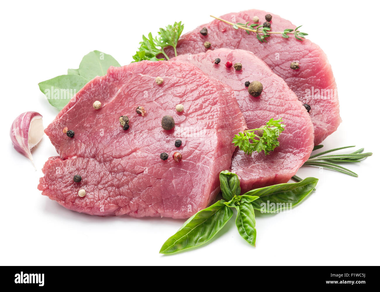 Raw bistecche di manzo su uno sfondo bianco. Foto Stock