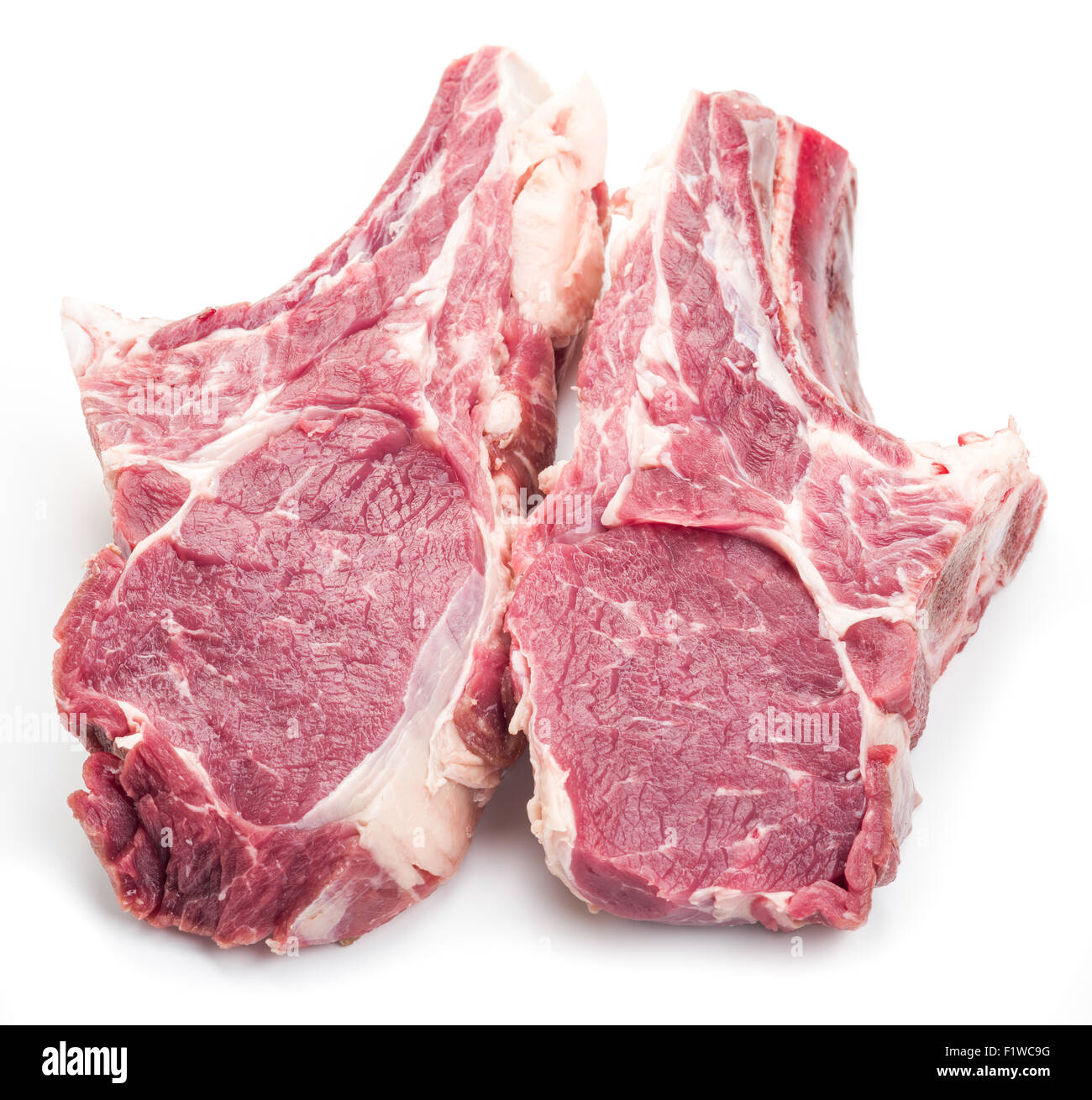 Carne di maiale cruda le fette su uno sfondo bianco. Foto Stock