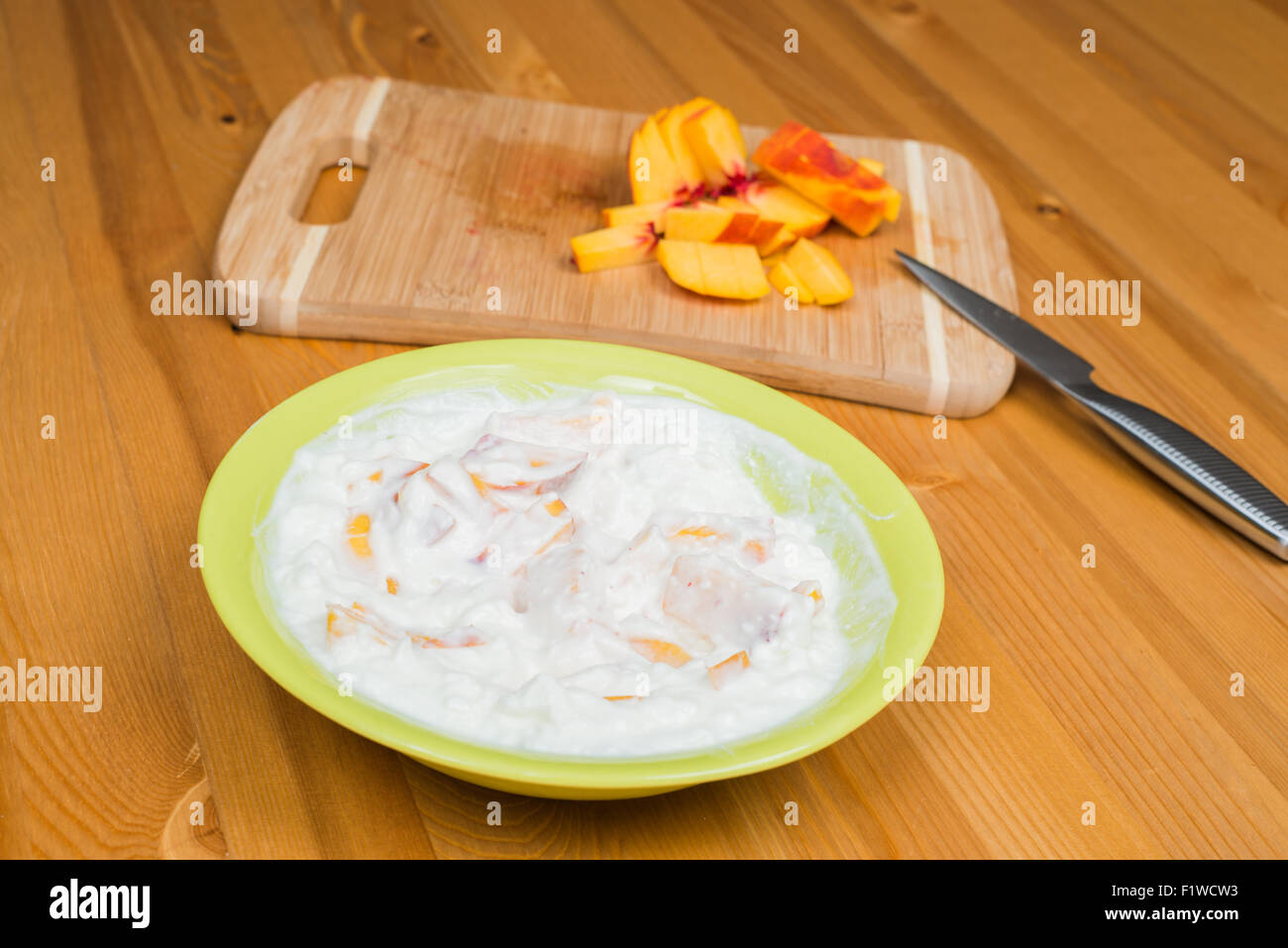 Yogurt con segmenti di pesche Foto Stock