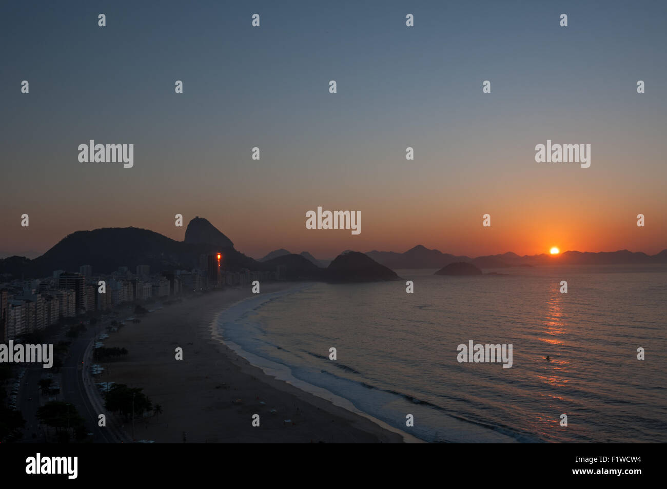 Vista aerea della famosa spiaggia di Copacabana a Rio de Janeiro in Brasile Foto Stock