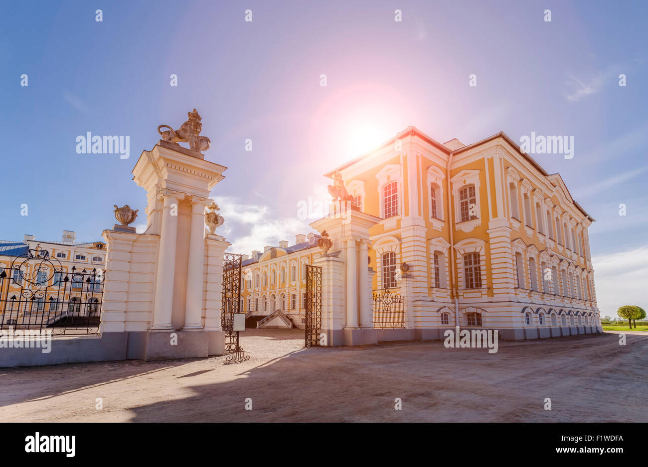 PILSRUNDALE, Lettonia 9 MAGGIO 2015: entrata principale di Rundale Palace - stile barocco palazzo costruito per i Duchi di Courland e è 0 Foto Stock