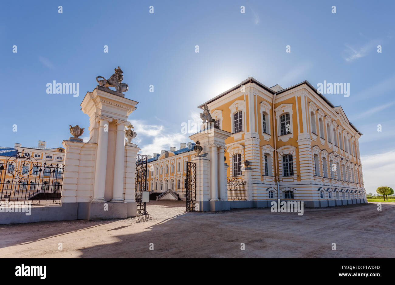 PILSRUNDALE, Lettonia 9 MAGGIO 2015: entrata principale di Rundale Palace - stile barocco palazzo costruito per i Duchi di Courland e è 0 Foto Stock