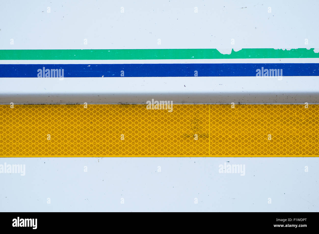 Il giallo di nastro riflettente su un vecchio rimorchio Foto Stock