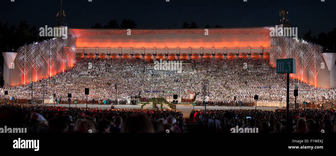 RIGA, Lettonia - 7 Luglio 2013: la nazionale lettone e canzone Dance Festival Gran Finale concerto "Ligo!". Digitaly photomerged pan Foto Stock