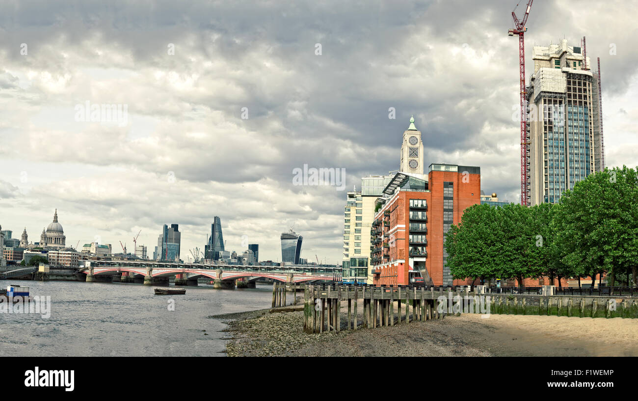 Skyline della città di Londra con Blackfriars Ponte sul Fiume Tamigi. Foto Stock