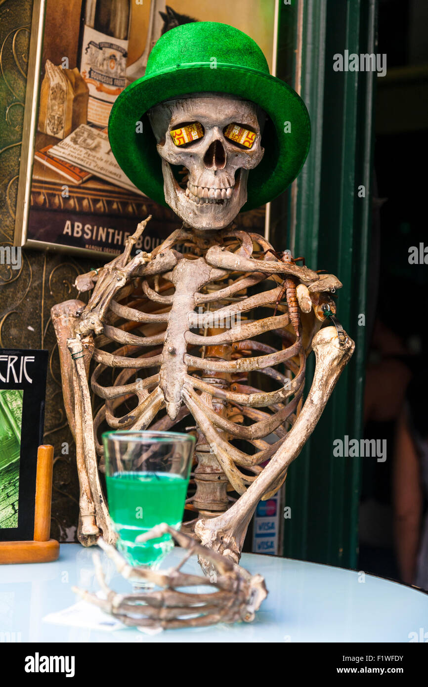 Lo scheletro seduti ad un tavolo bar con un bicchiere di Assenzio Absinthe Absinth, Museo Bar, Praga, Repubblica Ceca. Foto Stock