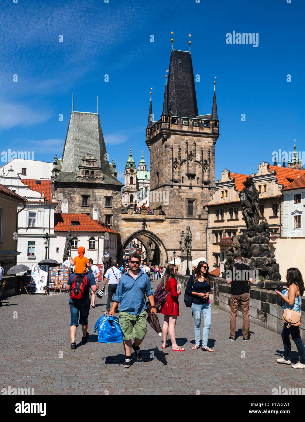 Il Ponte Carlo e il quartiere di Mala Strana Torre ingresso nel quartiere Lesser di Praga, Repubblica Ceca Foto Stock