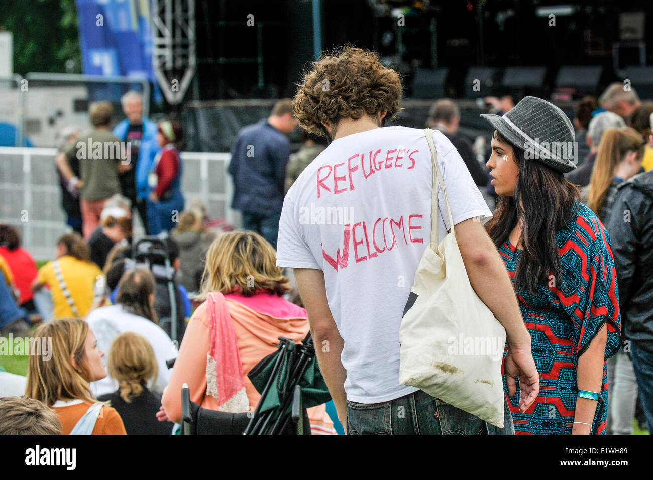 Un festivalgoer indossando una maglietta con grammaticalmente errata dichiarazione sul retro a insieme il popolo Festival in Brighton Foto Stock